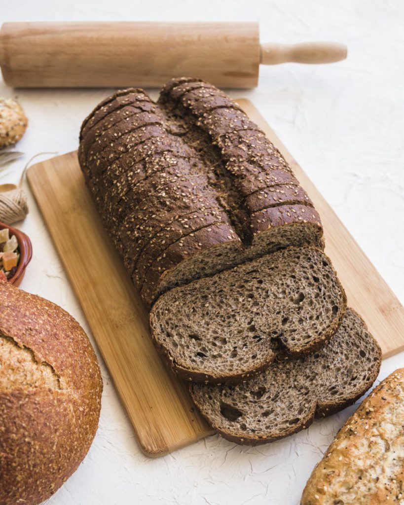 Bánh mì nguyên cám khác với bánh mì thông thường, bánh mì nguyên cám là một loại món ăn nhẹ trước khi tập Gym